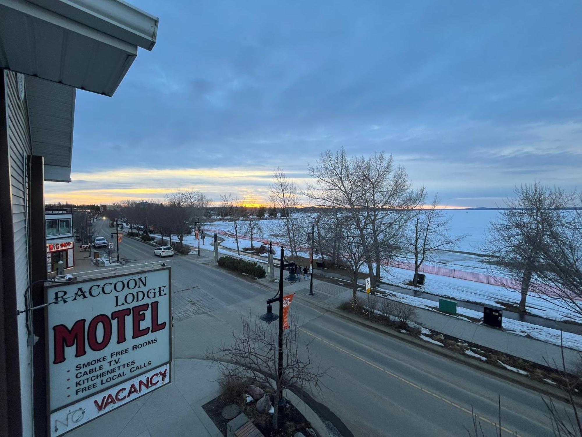 Raccoon Lodge Motel Sylvan Lake Exterior photo